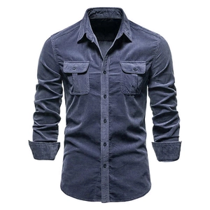 Camicia da uomo in velluto a coste blu-grigio con due tasche sul petto su fondo bianco