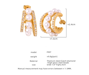 Détail des boucles d'oreilles en C dorées 1,6x2,4cm avec perles et cristaux