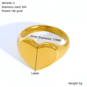 Vue détaillée de la bague coeur dorée avec 14 mm de hauteur et 17 mm de diamètre