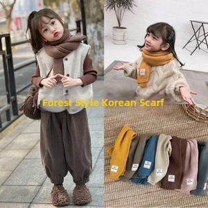 Dettaglio di sciarpe in maglia per bambini in vari colori per l'autunno e l'inverno