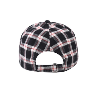 Detail der schwarz-weiß-roten Karo-Baseballkappe mit verstellbarem Silberverschluss