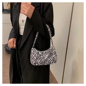 Vue détaillée du motif zèbre noir et blanc chic sur un sac sous le bras en croissant