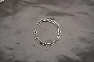 Dettaglio macro di una catena cubana in acciaio inossidabile argento con finitura lucida
