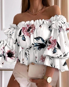 Detail der floralen Off-Shoulder-Bluse mit Rüschenschichten und elastischer Taille