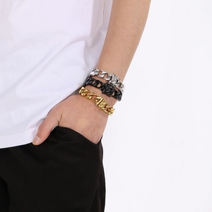 Ensemble de 3 bracelets à maillons cubains en acier argenté, noir et doré portés au poignet