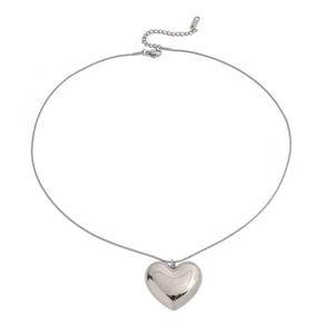 Collier avec pendentif cœur en acier inoxydable argenté poli et chaîne serpent chic
