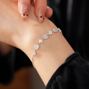 Close-up of adjustable silver flower bracelet with zirconia pavé on a female wrist
