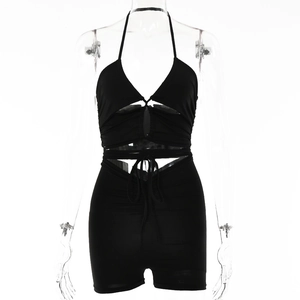 Détail du haut court dos nu noir et du short assorti avec lacets en tissu élastique