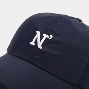 Berretto da baseball blu scuro ad asciugatura rapida con ricamo 'N' bianco e rete