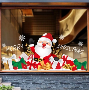 Dettaglio degli adesivi natalizi per finestre con Babbo Natale, regali e fiocchi di neve