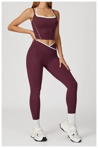 Détail du haut de yoga licou bordeaux avec liseré contrasté et legging taille haute en V