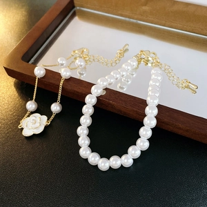 Detail of 2-piece pearl and camellia pendant bracelet set with gold plating and adjustable clasp