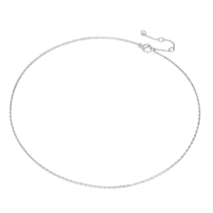 Minimalistische silberne Edelstahl O-Kette mit Karabinerverschluss auf weißem Hintergrund