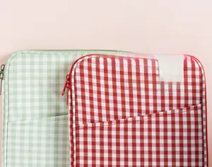 Detail der rot-grünen karierten Laptoptasche mit Fronttasche und Reißverschluss