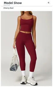 Ensemble de yoga rouge cerise avec haut à fines bretelles et legging taille haute