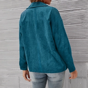 Rückansicht der blauen Cordjacke mit Doppelreiher-Design und strukturierter Stoffqualität
