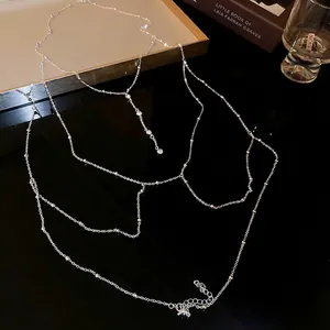 Chaîne de corps multicouche ornée de strass et perles avec fermoir réglable sur fond noir