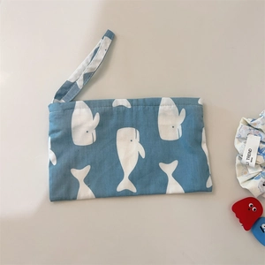 Petit sac de poignet en coton bleu clair avec motifs de baleines et dragonne souple