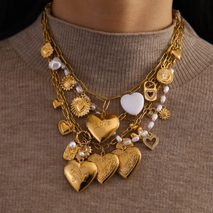 Collana multistrato vintage in acciaio inossidabile placcato oro 18K con cuori e perle