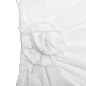 Détail de la fleur 3D en tissu blanc et des motifs en dentelle sur la taille d'une robe mesh