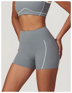 Détail du short de yoga gris à taille haute avec coutures contrastées blanches douces