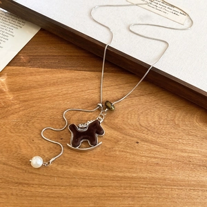 Detailansicht der silbernen Schlangenkette mit beflocktem Ponyanhänger und kleiner Perle