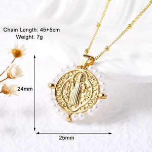 Detalle del colgante Virgen María bañado en oro 18k con perlas y cadena de 45cm