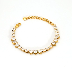 Detailed view of heart-shaped white zirconia on a gold-plated stainless steel chain