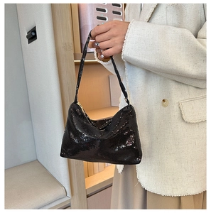 Gros plan détaillé d'un sac à bandoulière en paillettes noires et sa texture brillante