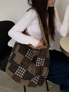 Retro large-capacity plaid tote bag with brown plush lining for autumn and winter
