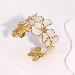 Bracelet jonc ouvert élégant plaqué or 18 carats avec fleurs marguerites en émail blanc