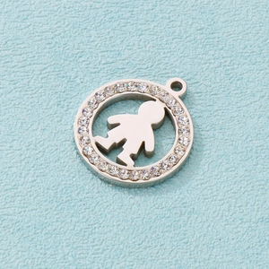 Vue détaillée d'un pendentif silhouette de garçon en argent avec zircons sur fond bleu