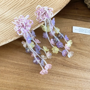Vista de detalle de pendientes de borla con flores de cuentas de colores hechos a mano