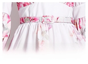 Détail de la taille d'une robe fleurie avec ceinture en tissu et boucle carrée assortie