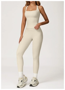 Dettaglio del set da yoga beige chiaro con canotta a collo quadrato e leggings aderenti