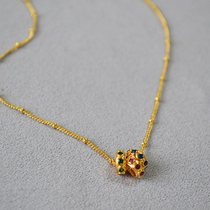 Collier vintage en laiton doré à la française avec dentelle irrégulière et zircons colorés