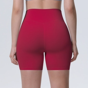 Détail macro du short de yoga rouge foncé avec taille haute et couture arrière en V lift