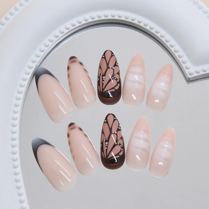 Almond Press-on-Nägel mit Bernstein-Leopardenmuster, schwarzen French-Tips und Schmetterling