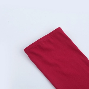 Detailaufnahme des dunkelroten Strickkleid-Stoffs mit hoher Elastizität und Doppelnaht