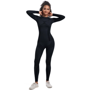 Detailed knit texture of seamless black high-elastic women's yoga and ski wear set
