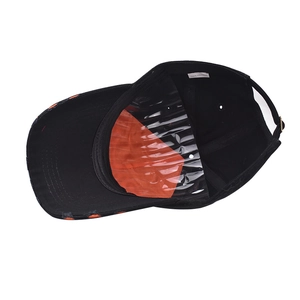 Detalle de gorra de algodón con hebilla metálica ajustable y ojales de transpiración