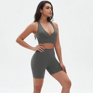 Dettaglio del set yoga grigio senza cuciture con reggiseno a V e pantaloncini a vita alta