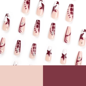 Faux ongles ballerine rose nude avec motifs d'étoiles, grilles et strass argentés
