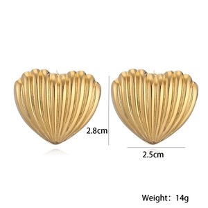 Detailed size specifications for gold heart earrings showing 2.8cm height and 2.5cm width