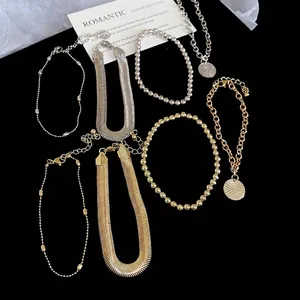 Set di 4 braccialetti a catena a serpente con pendenti rotondi in oro e argento metallizzato