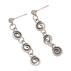 Gros plan de boucles d'oreilles pendantes argentées avec spirales métalliques polies