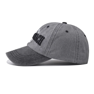 Dettaglio del berretto da baseball grigio lavato con ricamo 3D Miami Beach stile