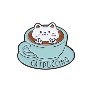 Épingle émaillée Catpuccino avec chat blanc dans une tasse à café bleu clair