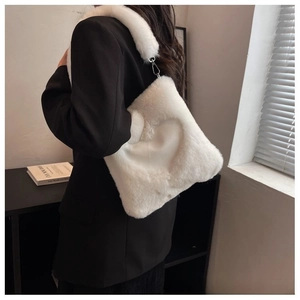 Borsa a spalla bianca in peluche con cuore e tracolla larga per lo stile autunno inverno
