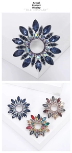 Détail de broches en forme de couronne de cristal en bleu, marron et multicolore